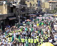 جانب من إحدى المسيرات التي تشهدها الأردن للمطالبة بإصلاحات سياسية (الجزيرة)