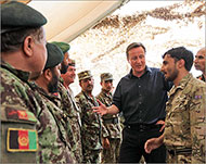 كاميرون مع ضباط أفغان في ولاية هلمند(رويترز)