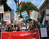المتظاهرون احتجوا على محاولة إسكات الصوت المنتقد لانتهاكات إسرائيل (الجزيرة)
