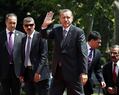أردوغان لدى وصوله لمجلس الوزراء لترؤس أول اجتماع لحكومته الجديدة (رويترز) 
