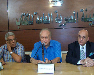 الناقد محمد عبد المطلب خلال الندوة مع محمد سلماوي (يمين) وإبراهيم عبد المجيد (الجزيرة)