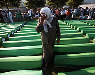 أجريت مراسم دفن رفات 613 من الضحايا عثر عليها في مقابر جماعية (رويترز)