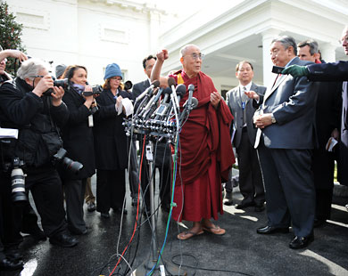 
سكان التبت يطالبون بعودة الدلاي لاما من منفاه (الفرنسية-أرشيف)سكان التبت يطالبون بعودة الدلاي لاما من منفاه (الفرنسية-أرشيف)