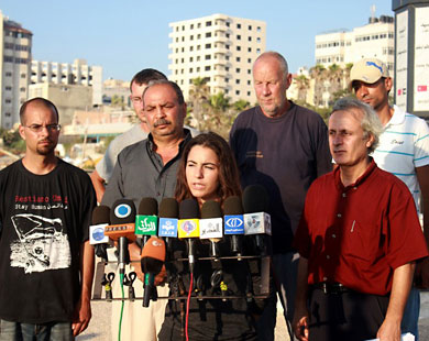 متضامنون خلال مؤتمر صحفي سابق بميناء غزة لكشف الانتهاكات بحق الصيادين (الجزيرة)