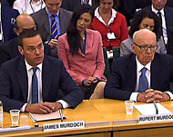 مردوخ ونجله الأكبر جيمس أثناء استجوابهما في البرلمان البريطاني أمس الأربعاء (الفرنسية)
