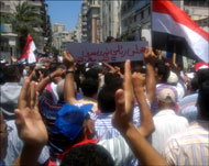 المحتجون طالبوا بالإسراع في محاكمة الضباط المتهمين بقتل المتظاهرين (الجزيرة)