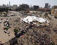 الحركات السياسية دعت لمسيرة حاشدة عصر اليوم من ميدان التحرير إلى وزارة الدفاع (رويترز)