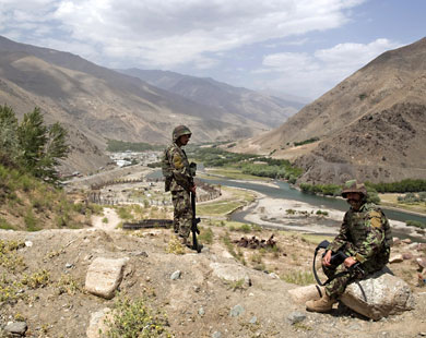 الجيش الأفغاني يتعرض باستمرار لهجمات المسلحين (رويترز)