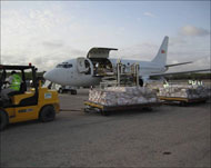  طائرة برنامج الغذاء العالمي حملت معها 14 طنا من المواد المغذية للأطفال (الجزيرة نت)