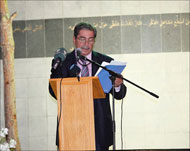 رئيس بلدية ديك المحدي أمين الأشقر يتحدث في حفل إزاحة الستارة عن النصب (الجزيرة نت)
