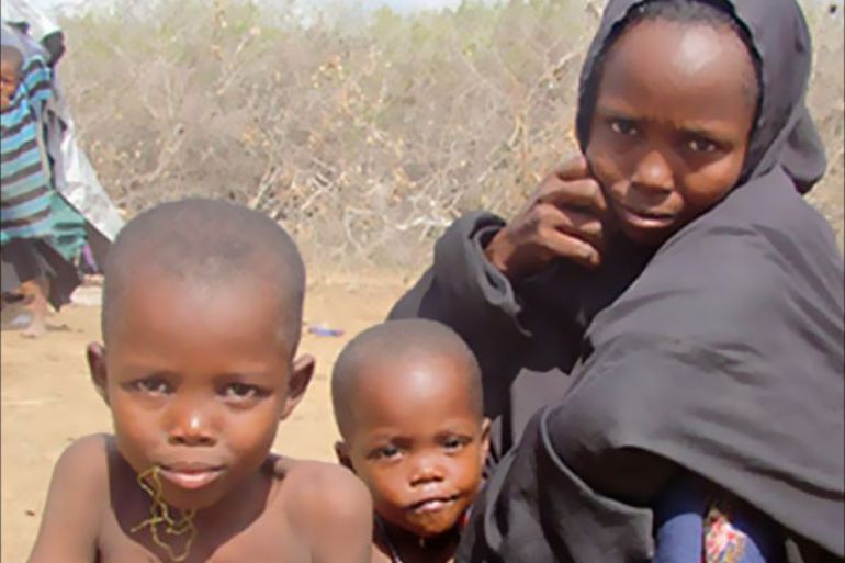السيدة مومنة، وأطفالها فريسة للجوع جراء الجفاف copy.jpg