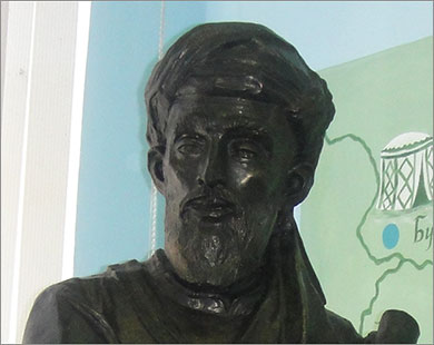 صورة تمثال أحمد بن فضلان بجامعة فورونيج الروسية