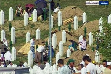 توافد أهالي مذبحة سربرينيتسا في البوسنة على مقابر المدينة لإحياء الذكرى السادسة عشرة للمذبحة