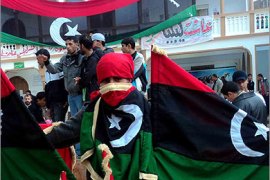 صورة لمظاهرة في مدينة درنه مؤيدة لثورة 17 فبراير،والتعليق كالتالي : " الحقيقة " تعود شابة مع ثورة شباب ليبيا ( الجزيرة نت).
