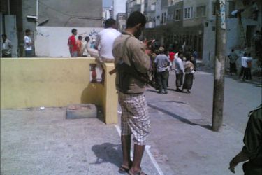 مسلح بزي مدني في احد شوارع مدينة كريتر بعدن(الجزيرةنت)خاص