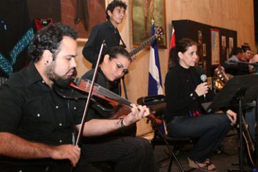 إلسا باسيل وهي تغني قصائد درويش في يوم الثقافة الفلسطيني وذلك على مسرح روبن داريو