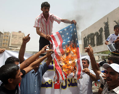 عراقيون يحتجون على فساد الحكومة واستمرار العنف في مظاهرة ببغداد (الفرنسية-أرشيف)