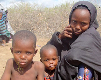 مواطنة صومالية وطفلاها يواجهان مصيرا مجهولا بسبب الجوع والجفاف