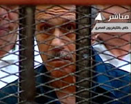 العادلي يواجه مثل مبارك اتهامات بإصدار أوامر بإطلاق الرصاص على المحتجين لقتلهم (رويترز)