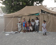 خيمة للنازحين بإحدى المدارس ببلدة الشيخ عثمان بعدن (الجزيرة نت)