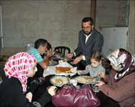  خالد أبو عرفة مع عائلته خلال الإفطار بمقر الصليب الأحمر (الجزيرة)