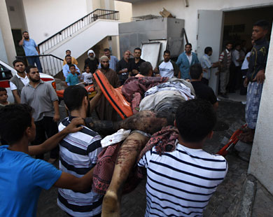  فلسطينيون يحملون جثامين الشهداء الستة في مستشفى النجار بمدينة رفح جنوب غزة (الفرنسية)