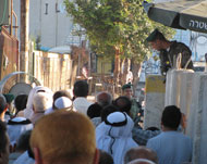مصلون يحاولون دخول القدس من جهة بيت لحم للصلاة في المسجد الأقصى 
(الجزيرة نت-أرشيف)