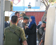 الاحتلال يشدد إجراءاته في القدس حيث يمنع المصلين الذين يحاولون دخول المدينة 