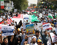 جانب من مسيرة حاشدة في طهران بمناسبة يوم القدس العالمي (الفرنسية)