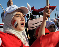 فتيات سوريات في احتجاج امام السفارة السورية في عمان (الجزيرة نت)