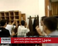 مصلون داخل مسجد الرفاعي حاولوا التصدي لاقتحام الأمن والشبيحة وفق نشطاء (الجزيرة)