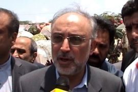 وزير الخارجية الإيراني الدكتور علي أكبر صالحي في حديث يتفقد أحوال النازحين في أحد المخيمات بمدينة مقديشو.