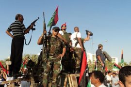 صورة لمجموعة مسلحة في بنغازي،والتعليق كالتالي: الماقني أدان استخدام لغة السلاح في العمل السياسي ( الجزيرة نت- أرشيف).
