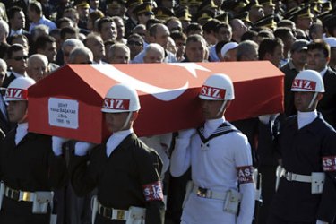 r_Turkish soldiers carry the coffin of major Yavuz Basayar during a funeral ceremony in Ankara August 19, 2011. Kurdish guerrillas killed seven Turkish soldiers in an attack