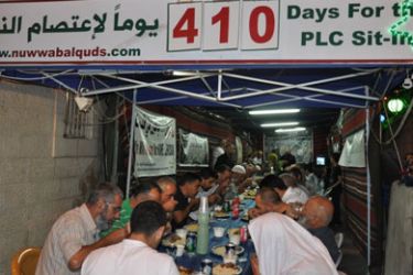 إفطار رمضاني بمشاركة أهالي صور باهر في خيمة نواب القدس بمقر الصليب الأحمر