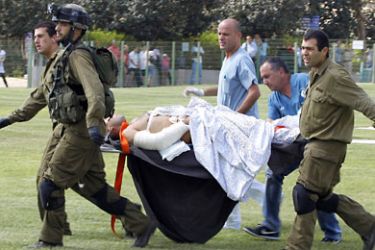 f_An injured Israeli soldier is carried into Beersheva’s Soroka on August 18, 2011. Gunmen raked a bus with gunfire and blasted two other vehicles in a spate of attacks in southern
