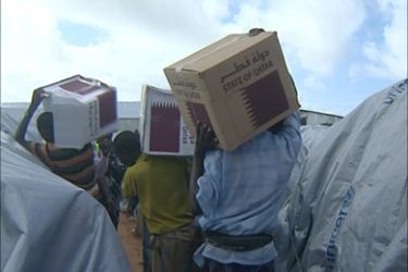 حمل المساعدات القطرية للمستحقين من نازحي الجفاف في مخيم للنازحين بمقديشو.