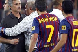 epa02870332 Real Madrid's coach Jose Mourinho (C) and Barcelona players David Villa (2-R) and Pedro (R)