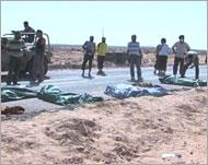 جثامين أسرى قتلهم جنود القذافيعثر عليها قرب سرت (الجزيرة)