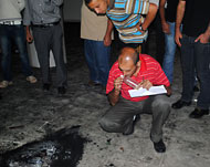 فلسطيني يتفقد مادة استخدمت في إحراق المسجد (الجزيرة نت)