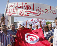 أفراد الشرطة أثناء الاحتجاج أمام مكتب السبسي في العاصمة تونس (الفرنسية)