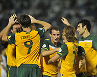 جوشوا كينيدي يحتفل مع زملائه بتسجيل الهدف الثاني لأستراليا بمرمى السعودية (الفرنسية)