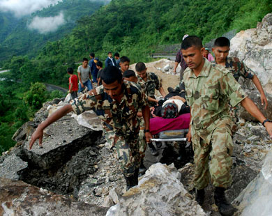 رجال الجيش النيبالي ينقذون جريحا عثروا عليه بين الصخور (رويترز)