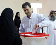 حكومة البحرين: نسبة التصويت بلغت 51% طبقا للفرز الأولي للأصوات (رويترز)