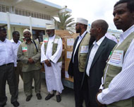 بعثة أرض الصومال في مطار مقديشو مع عمدة مقديشو محمود أحمد ترسن (أقصى اليسار)