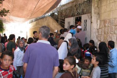 أطفال ينتظرون الحصول على وجبات طاعم من تكية إبراهيم في الخليل (الوضع الاقتصادي سبب لانتشار سوء التغذية وفقر الدم).