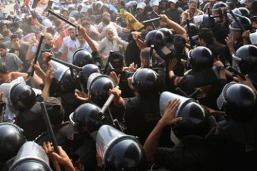 Riot police clash with anti-Mubarak demonstrators in front of the police academy where former Egyptian president Hosni Murbarak is on trial in Cairo September 5, 2011.