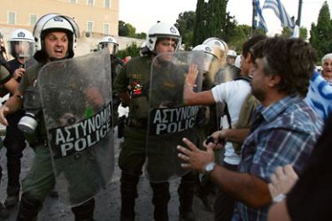 epa02935723 Riot policemen try to disperse protesters during a demonstration against the new austerity measures announced by the government, in central Athens Syntagma square, Grecce, 25 September 2011. Greece is under