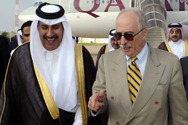 Qatari Prime Minister Sheikh Hamad bin Jassem al-Thani (L) listens to Tunisian Foreign Minister Mohamed Mouldi Kefi (R) upon his arrival on September 28, 2011 in Tunis. Thani is on two-day official visit to Tunisia. AFP PHOTO/ FETHI BELAID