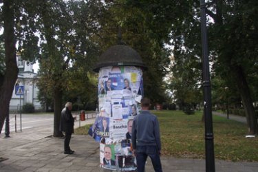 بولنديان أمام دعاية انتخابية في بلدة سوكولكا البولندية)(300 كيلومتر شرقي وارسو.